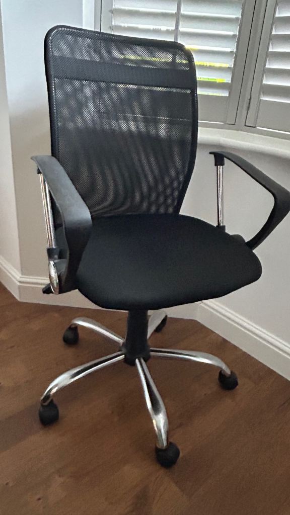 Black Mesh Office Chair with Chrome Base – Good Condition