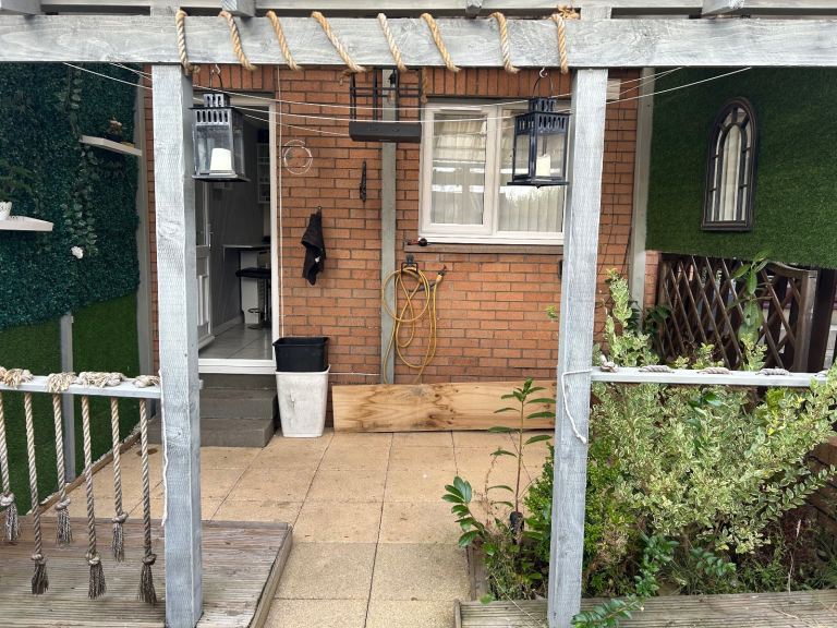 2 bedroom house to let available NOW 