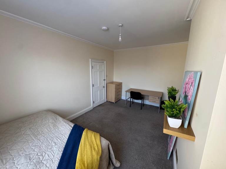 Exceptionally Large Super-Sized Bedroom To Let -  In Shared House Close to Chatham Station