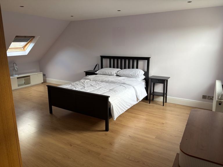 Huge double room | en-suite | private floor to rent HATFIELD