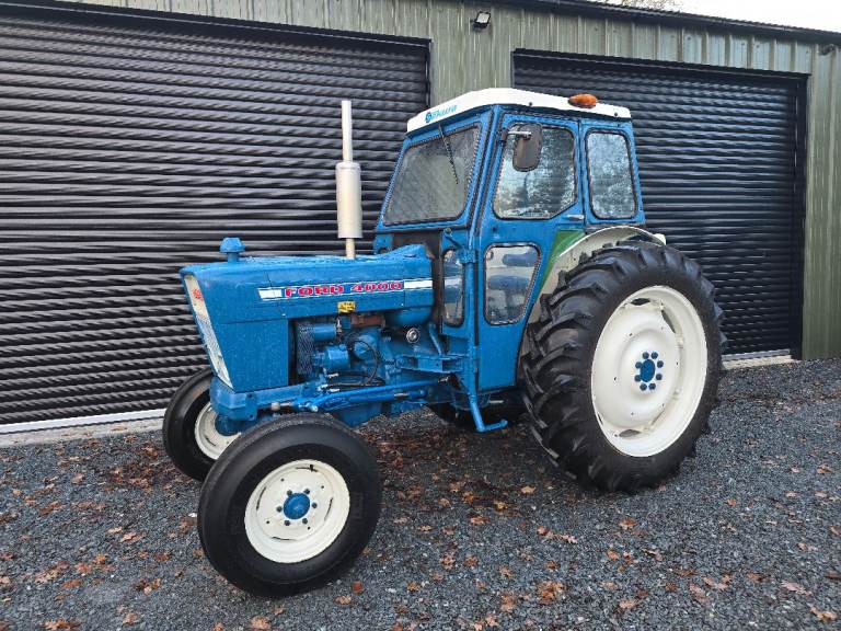 Ford 4000 vintage tractor with cab in great condition 