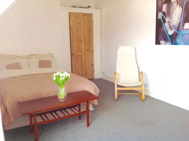 Ladies Only - Huge bright Room 