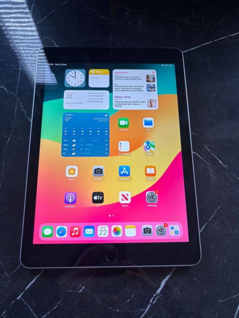 iPad 6th Generation 32GB WiFi + cellular 