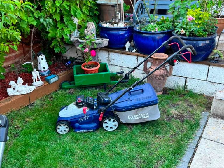 Spear & Jackson cordless lawnmower with 2 batteries