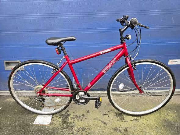 Unisex hybrid bike TRAX T.700 Wheels 700C Frame 18" VGC!