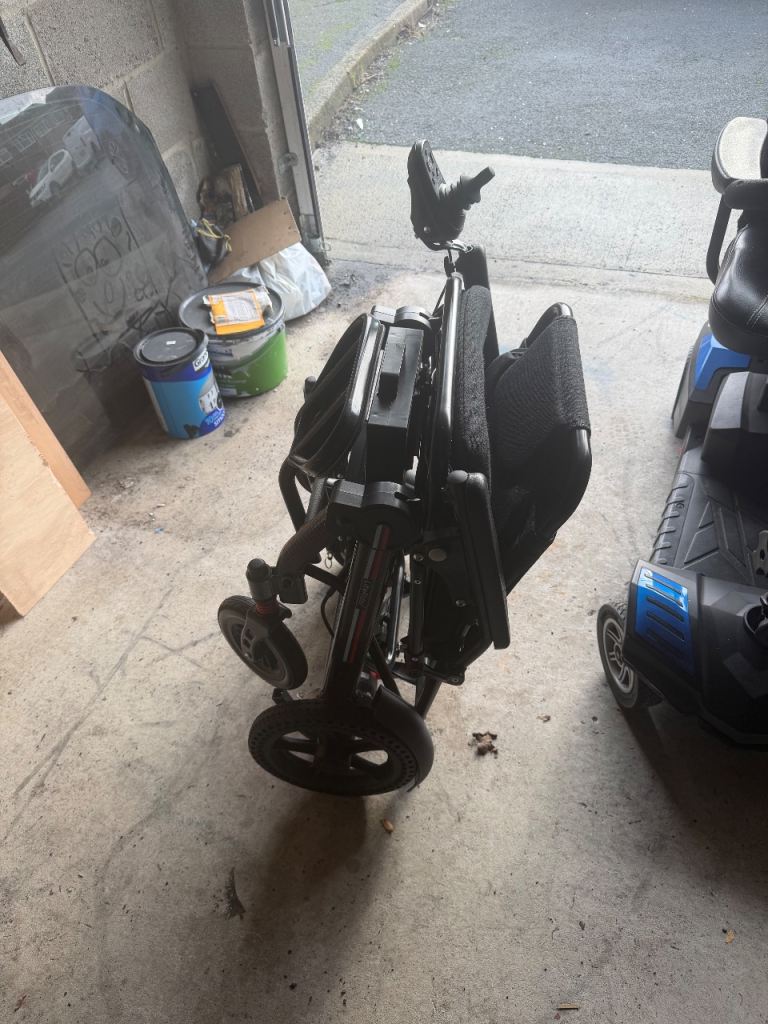Electric wheelchair 