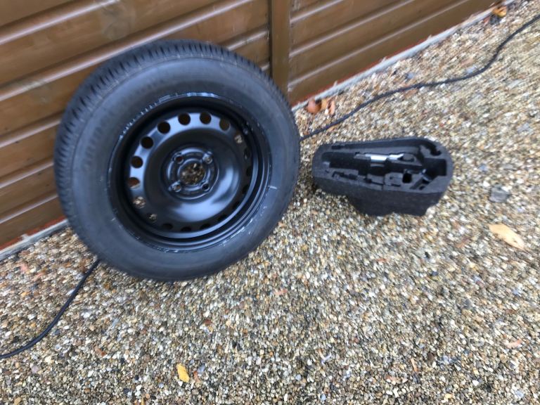 Seat Mii spare wheel, towing eye, screwdriver and boot holder