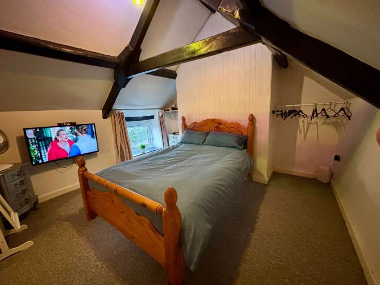 Spacious room to rent in pilning