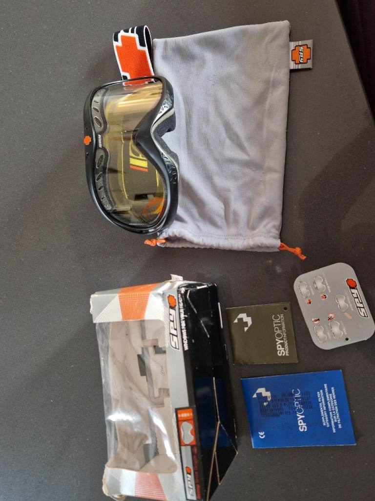 Ski goggles - Spy Scoop