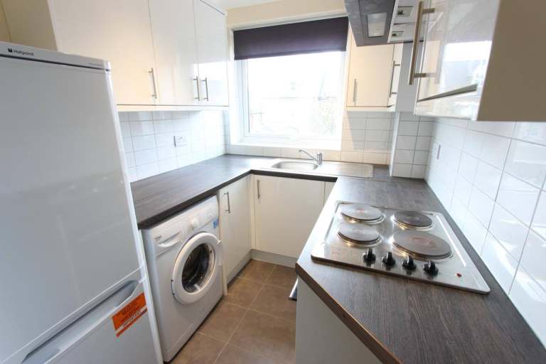 SHORT Walk to High Street. 2 BEDROOM Second Floor N12. AVAILABLE NOW