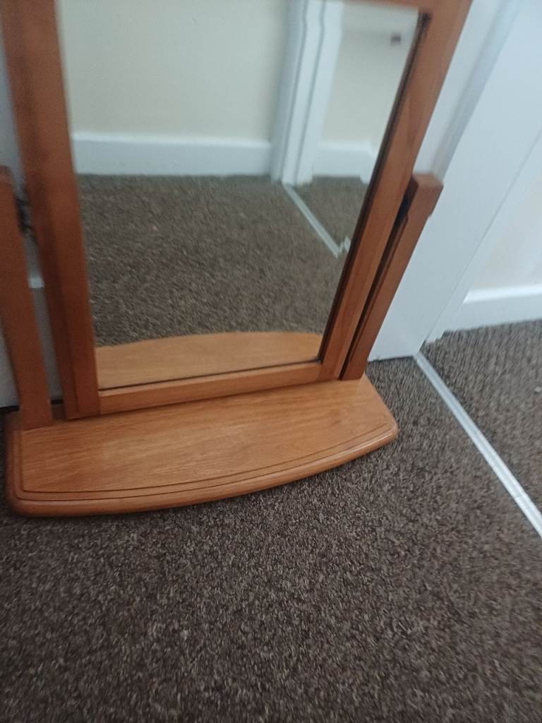Wooden vanity mirror 
