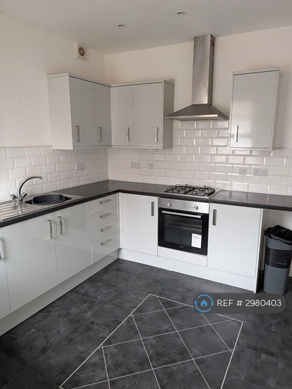 3 bedroom flat in Gorton Road, Stockport, SK5 (3 bed) (#2980403)