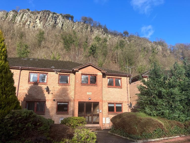 Stirling -quiet flat with private off road parking near university