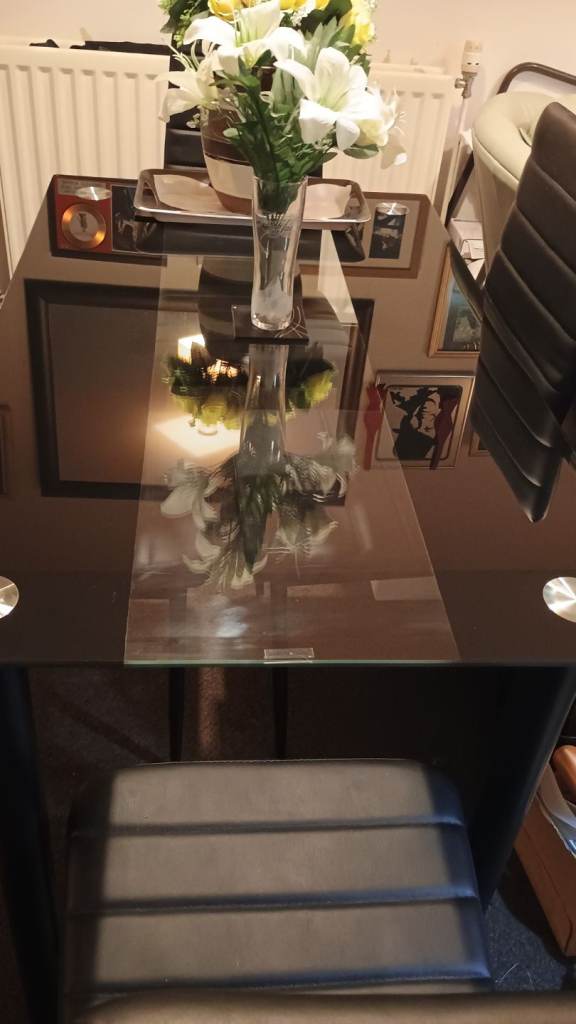For sale .new.glass dining table +4 chairs