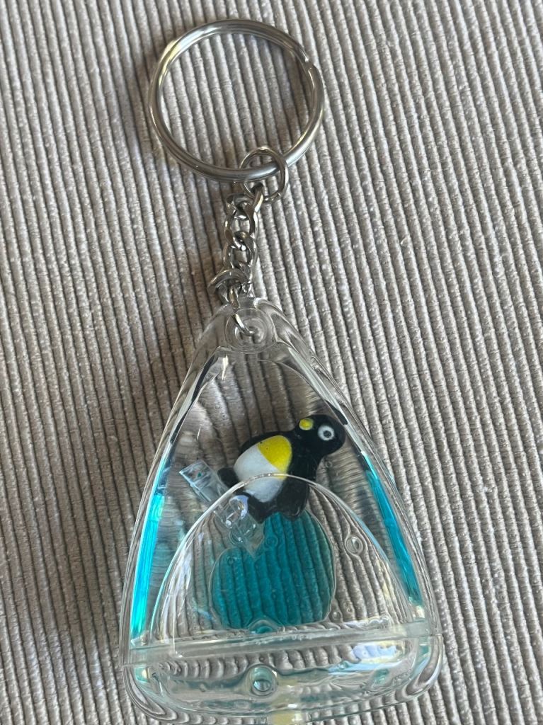 Vintage Aqua Liquid Penguin Keyring Triangle Floating Aquarium Novelty Souvenir 