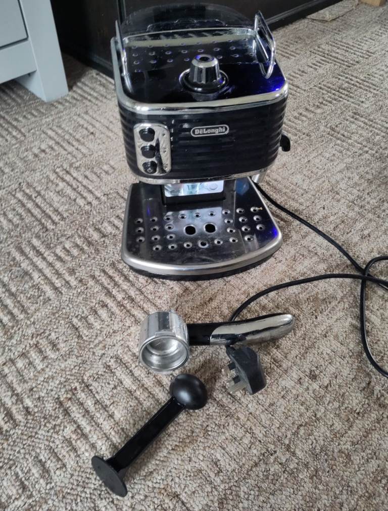 De Longhi Espresso Coffee Machine with milk steamer