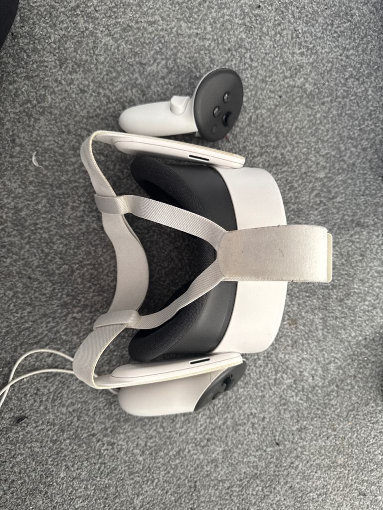 Oculus Quest 2 VR Headset with Controller – Good Condition