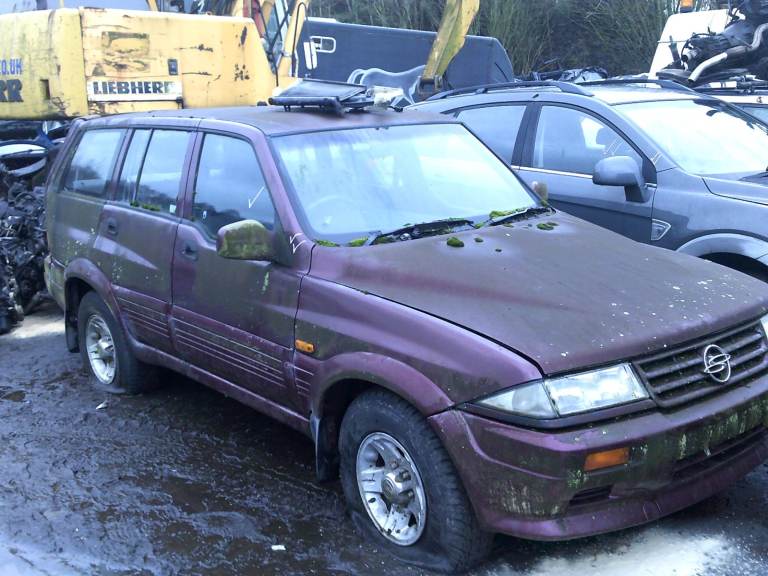 breaking for spares ssangyong musso 1996 3.2 p auto