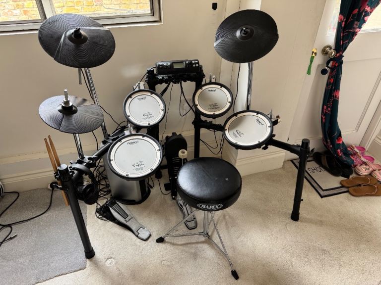 Roland TD 4K electronic mesh v drums kit. Separate PM-03 speaker 