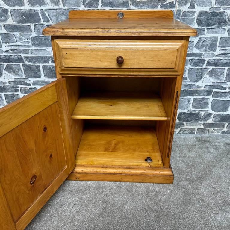 Country Collectibles Pine Bedside Cabinet – Drawer & Cupboard Storage