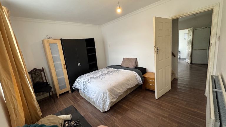Large double room for rent, all bills included, house with garden.