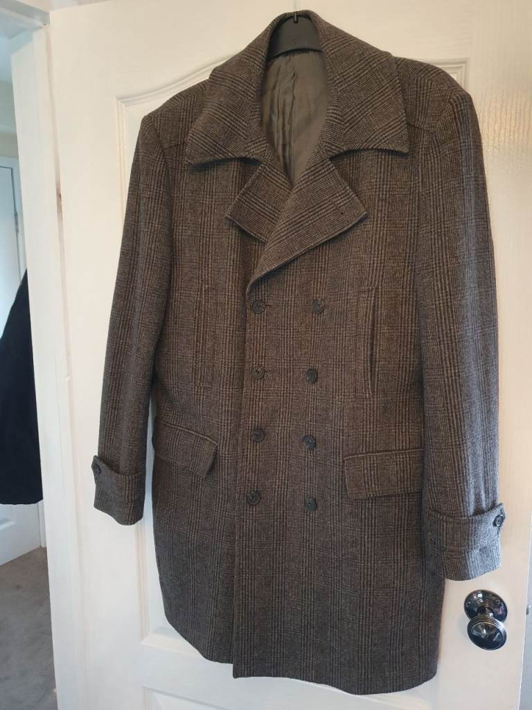 Gent's double breasted coat.