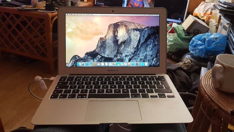 apple macbook air osx yosemite a1465 proessor intel core i5 1.4ghz 4g memory intel 