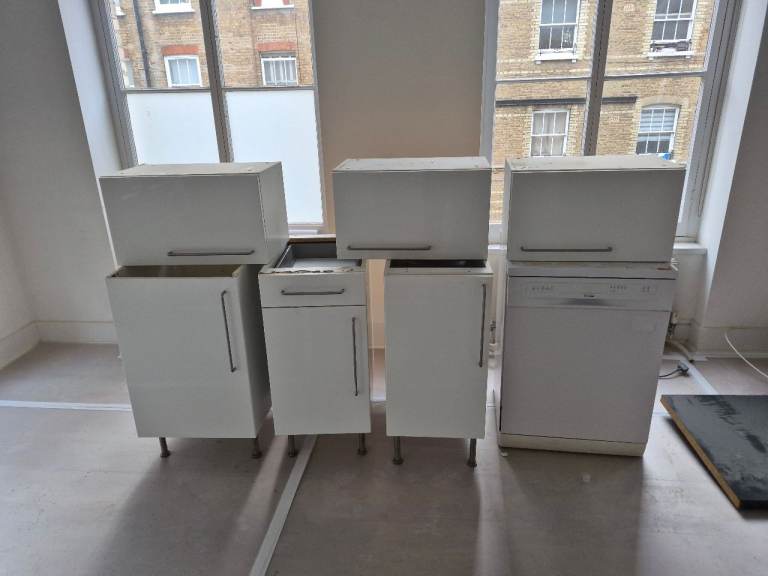 Used kitchen units set with 274 cm worktop, sink, taps and Whirlpool dishwasher