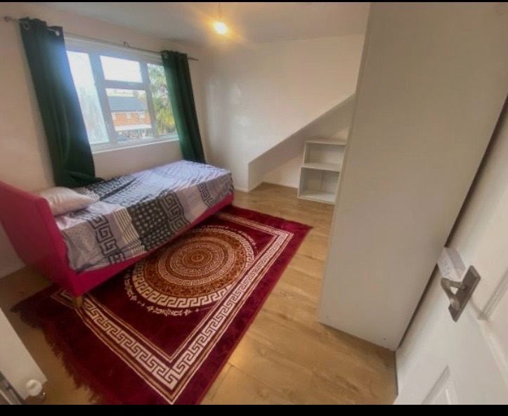 3 Beautiful rooms in a quiet clean property! Near Heathrow, London