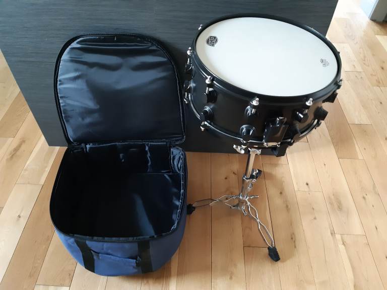WHD RREMO SNARE DRUM + FOLDABLE STAND + PADDED BAG IN EXCELLENT COND