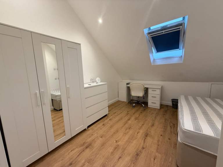 Spacious Ensuite Rooms & Self-Contained Studio – Prime LU1 Location