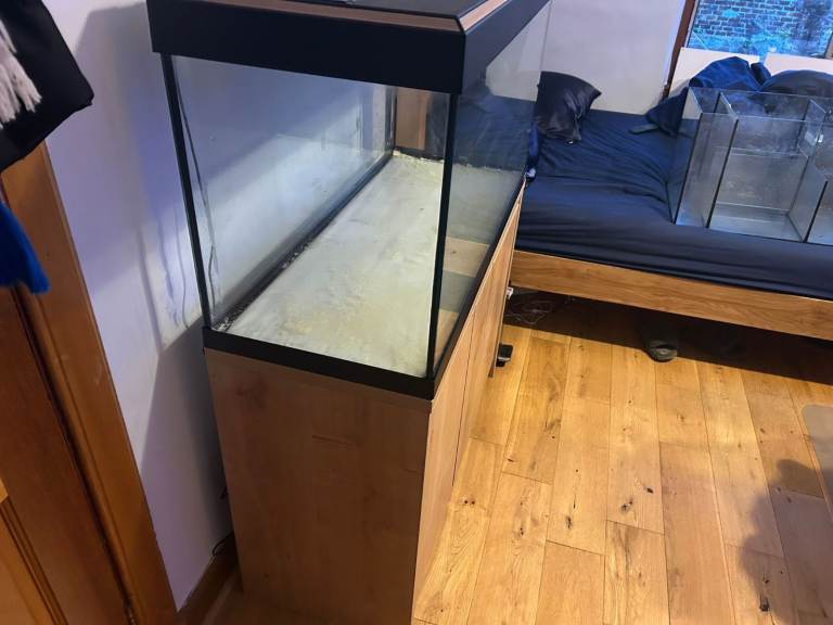 FLUVAL 200 L Aquarium Tank (full set with oak cabinet) ** 4 months old **