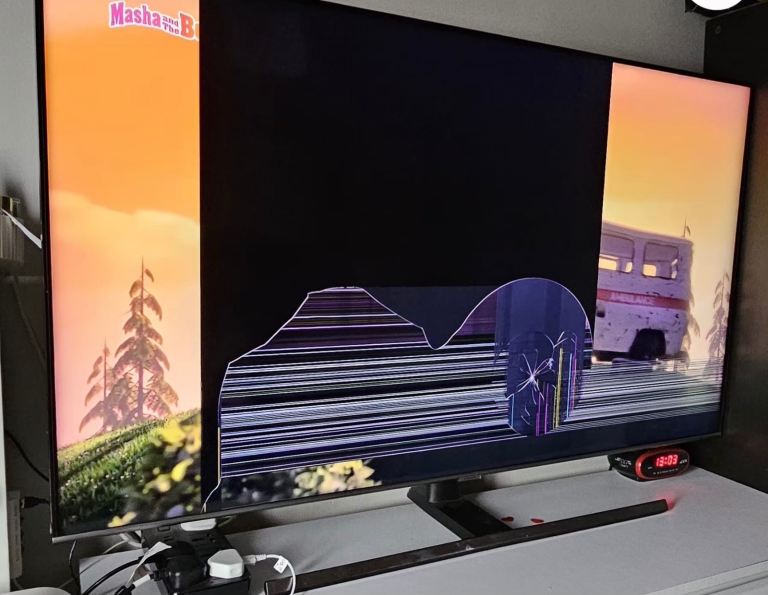 Samsung 55” QLED Smart TV – Cracked Screen – For Parts / Repair