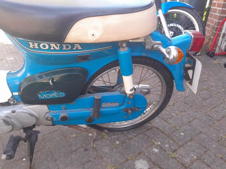 Honda Cub 50,  2 x Honda Caren