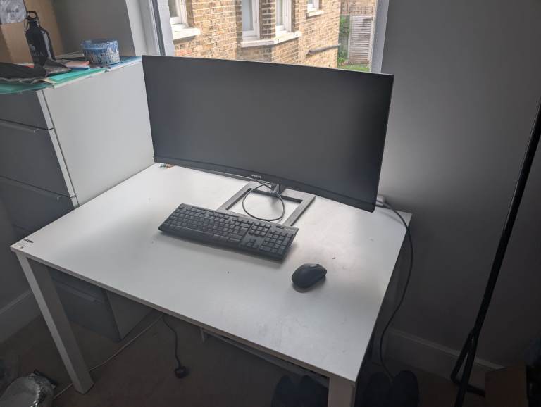 Philips Curved Monitor – Good Condition