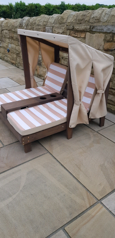 KidKraft Double Chaise Lounge's three-sided canopy
