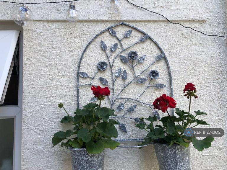 1 bedroom flat in Eccles Town Centre, Eccles, M30 (1 bed) (#2743612)