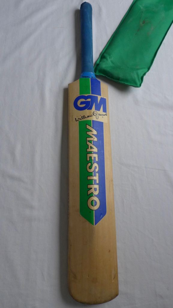 VINTAGE 1990s GUNN & MOORE GM MAESTRO TRADITIONAL ENGLISH WILLOW CRICKET BAT. SIZE G (JUNIOR).