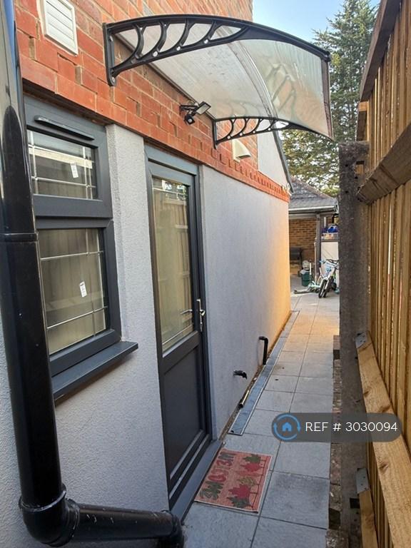 2 bedroom flat in Park Road, Ashford, TW15 (2 bed) (#3030094)