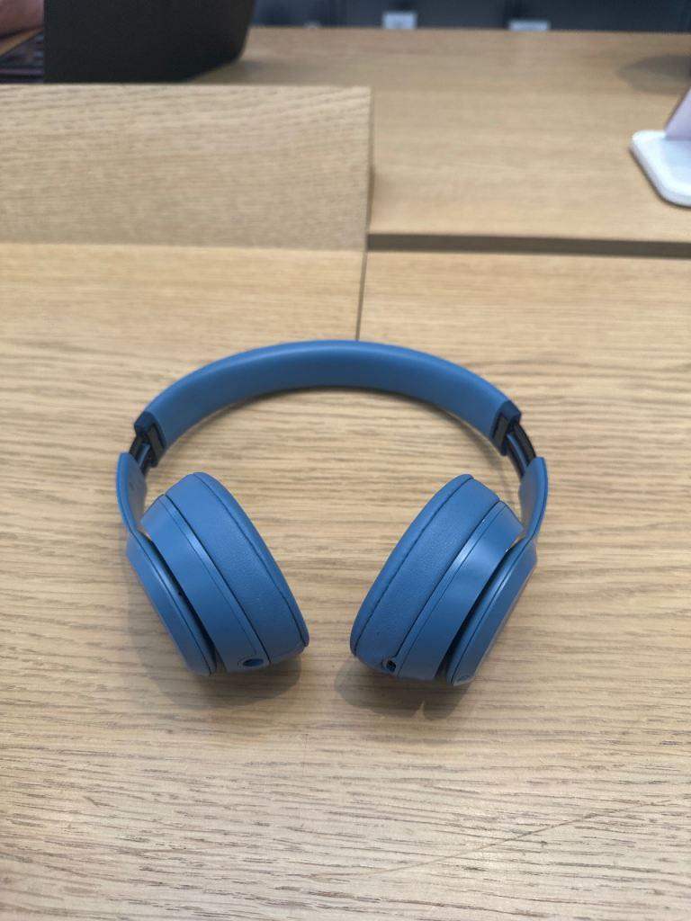 Beats Solo 4 – Wireless Bluetooth On-Ear Headphones Navy Blue (USED)