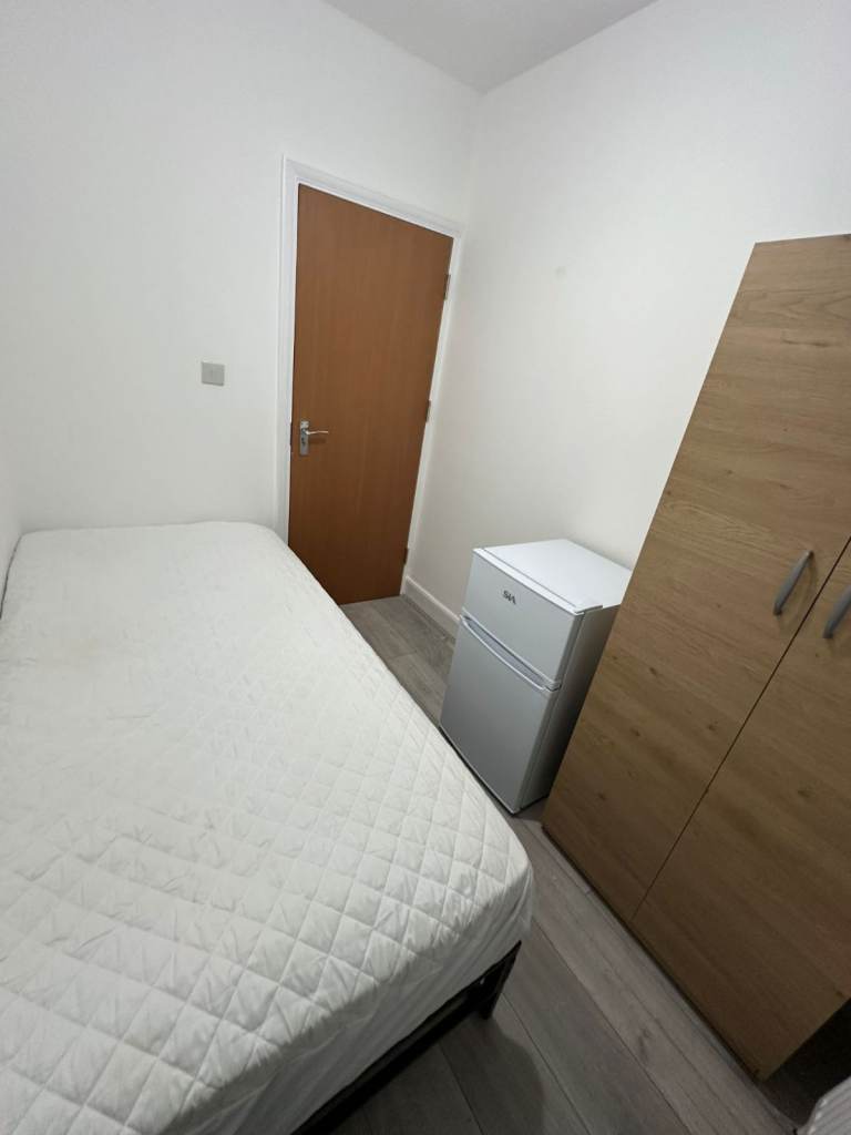 CLEAN DOUBLE ROOM IN STRATFORD - PROFESSIONALS WELCOME 🔑