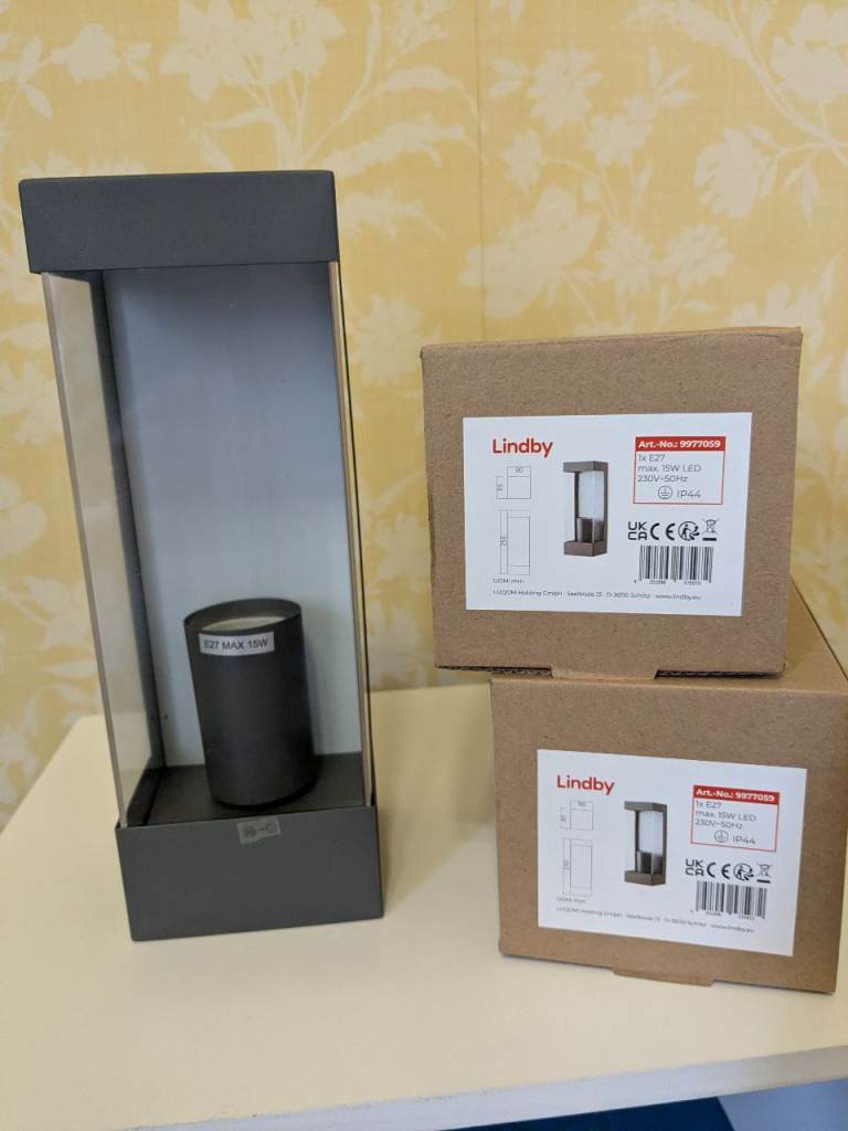 Outdoor light fixtures