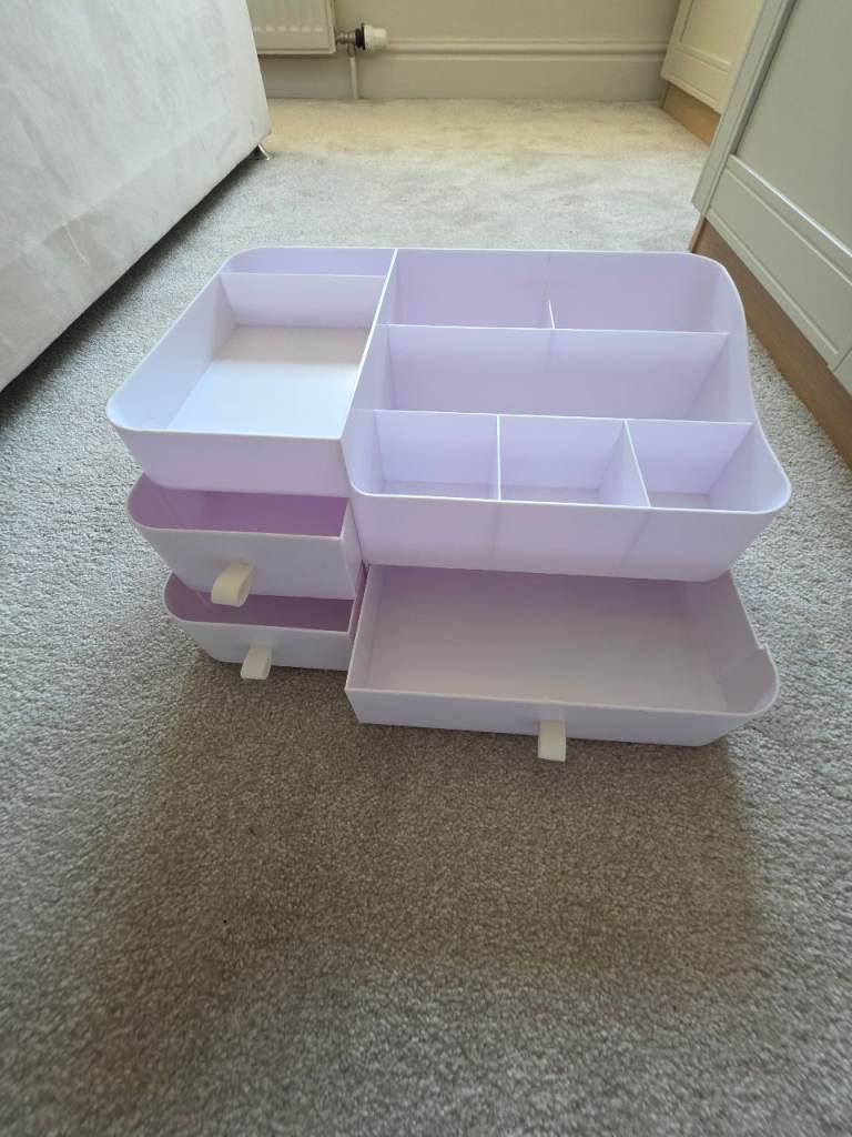 Cosmetics storage box