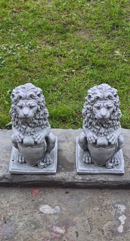 Garden decoration: Two lions, 40 cm tall 