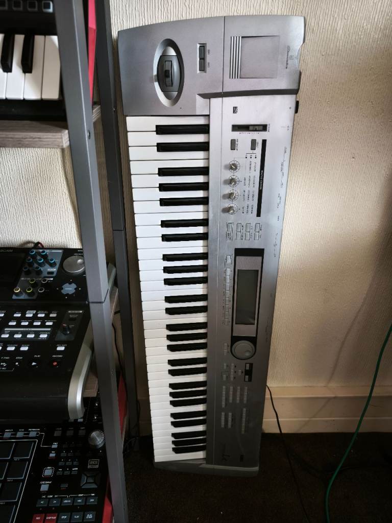 Korg TRITON Le synthesizer