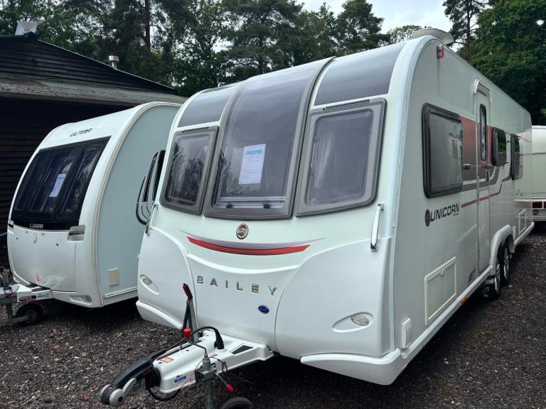 Bailey UNICORN BARCELONA - 2017 - FIXED BED - 4 BERTH - END WASHROOM - MOVERS