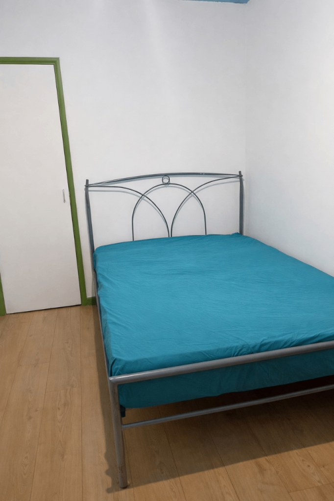 Small Double Room to let in Fulham good location- (Bills Included)
