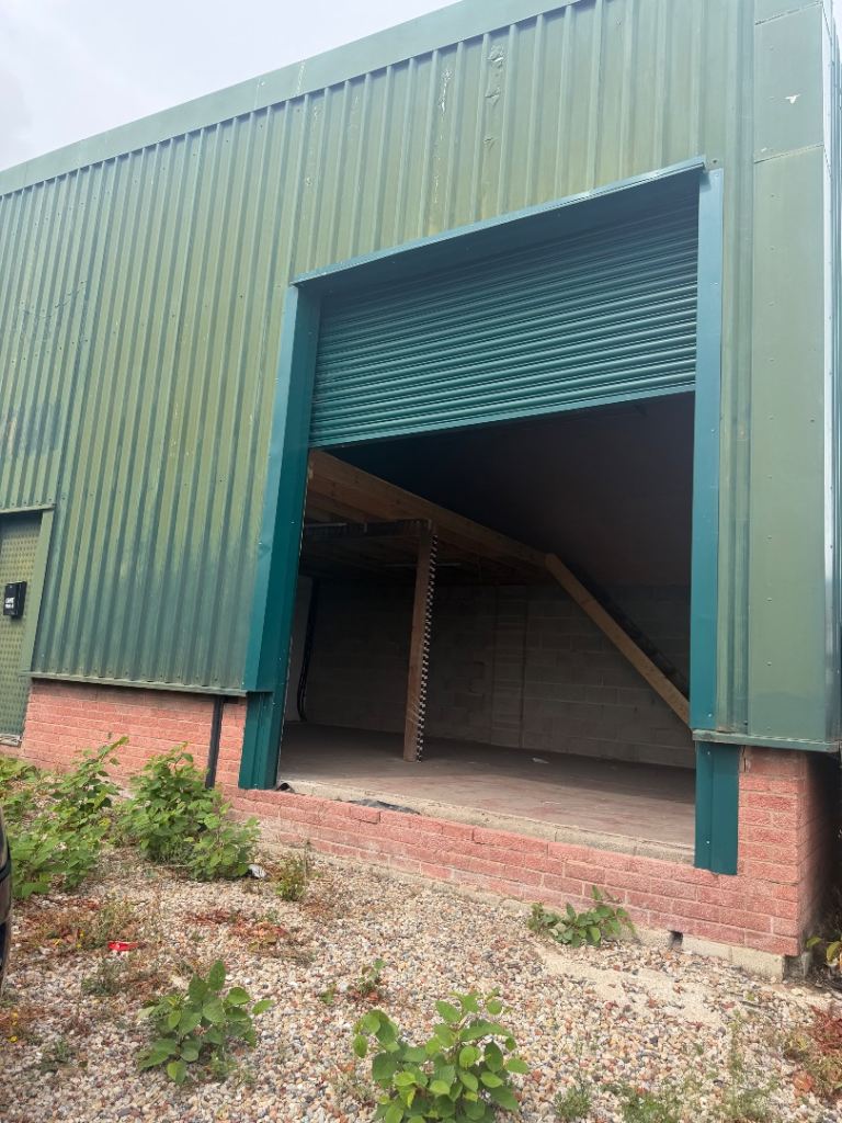 UNIT TO RENT / WORKSHOP / INDUSTRIAL / LOCKUP / WAREHOUSE / TO LET / ELECTRIC INCLUDED*** / WF9