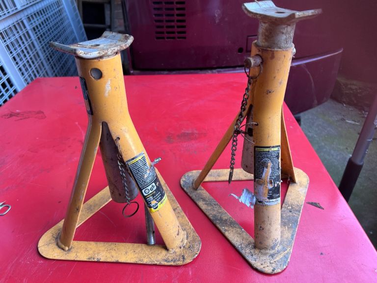 Pair of Halfords 2 Tonne Axle Stands