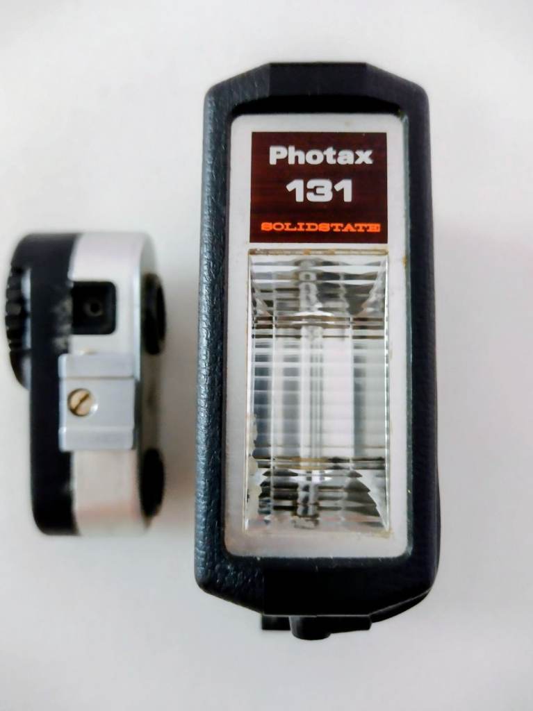2 Vintage Camera Accessories a Light Meter & a Solid State Flash Unit. In good order, for just £15.